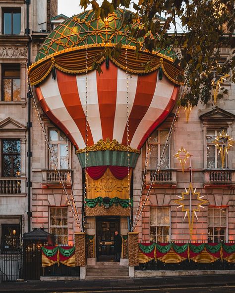 Annabel’s, always looking so extra! Definitely one of the more impressive festive facades in London’s Mayfair! #christmasinlondon | Instagram Annabel’s London, Annabel's London, London Lights, Christmas Entrance, Aw 2024, London Mayfair, London In December, London Trip, Mayfair London