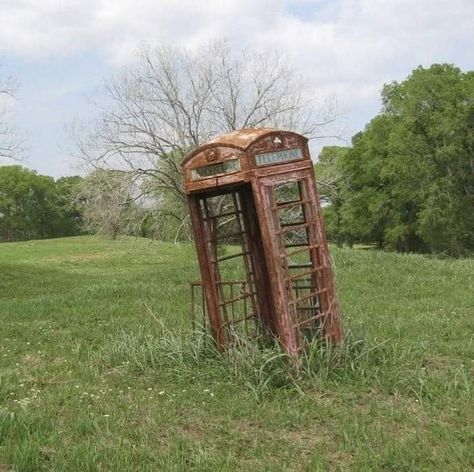 Apocalypse Landscape, Abandoned City, Apocalypse Aesthetic, Urban Nature, Phone Booth, Abandoned Buildings, Back To Nature, Post Apocalyptic, End Of The World