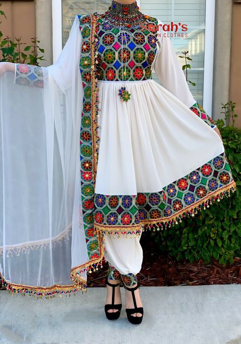 Afghani Clothes, Afghan Fashion, Stylish Short Dresses, Stylish Fall Outfits, Afghan Clothes, Pakistani Fancy Dresses, Long Dress Design, Afghan Dresses, Sleeves Designs For Dresses