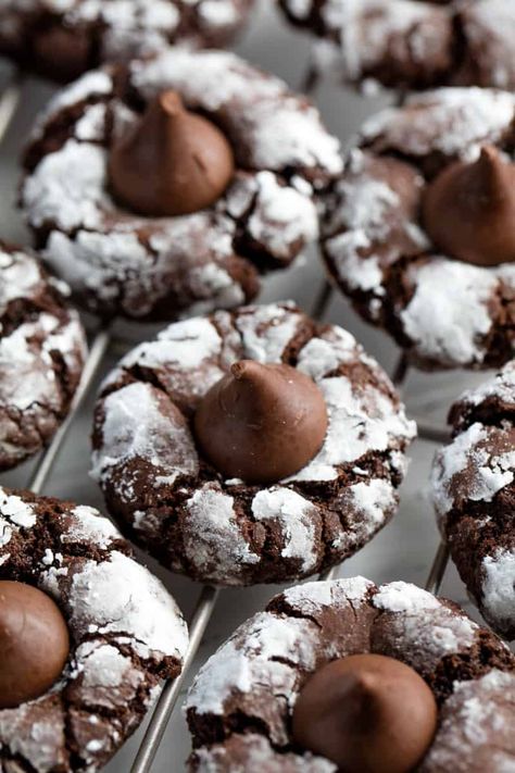 Kiss Cookie Recipe, Chocolate Kiss Cookies, Hershey Kiss Cookies, Chocolate Chip Shortbread Cookies, Chocolate Crinkle, Stay At Home Chef, Cookie Brownie Recipe, Kiss Cookies, Chocolate Cookie Dough