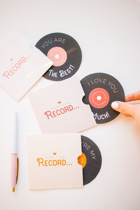 Free Printable Record/Vinyl Valentines Day Card for the Music Lover Diy Easy Valentines Cards, Present For Valentines Day, Diy Boyfriend Gifts Valentines Day, Valentines Cards Diy For Him, Cool Valentines Cards, Valentines Gift For Boyfriend Music, Art Valentines Cards, For The Record Card, Crush Valentine Ideas