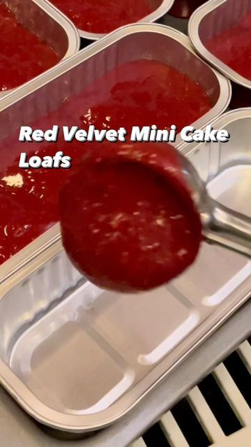 Individual Red Velvet Cake, Red Velvet Cake Loaf, Red Velvet Mini Loaf Cakes, Mini Pan Cakes Recipe, Mini Cake Pan Ideas Christmas, Mini Loaf Cake Recipes Easy, Mini Cake Loafs, Mini Cake Tin Recipes, Red Velvet Mini Cakes