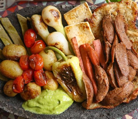 Molcajete de carnes vegetales mixtas. No lo olvides, ¡todo puede hacerse en su versión vegetal! Carne Asada, Marinara, Tortillas, Guacamole, Vegan Vegetarian, Meat