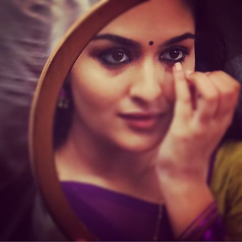 Prayaga Martin, Indian Photoshoot, Foto Poses, Portrait Photography Poses, Best Photo Poses, Photography Poses Women, Wedding Photography Poses, Dark Photography, Girls Eyes