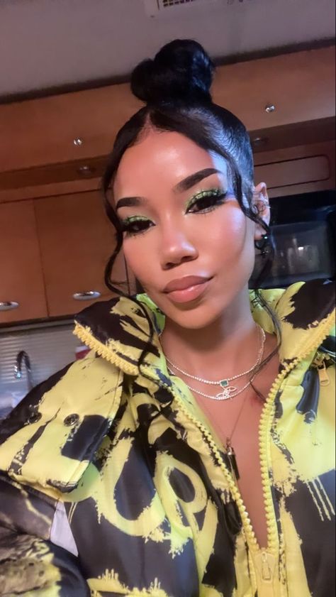 Jhene Aiko Makeup, Jhene Aiko Concert, Concert Makeup Looks, Jhené Aiko Chilombo, Big Sean And Jhene, Gang Aesthetic, Glossy Lips Makeup, Concert Makeup, Girl Gang Aesthetic