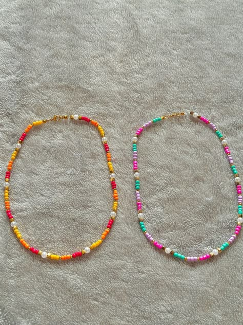 Seed Beads Ideas, Seed Bead Necklaces, Hip Jewelry, Diy Jewelry Set, Trendy Jewellery, Braided Bracelet Diy, Preppy Bracelets, Bracelet Inspo, Beaded Jewelry Necklaces