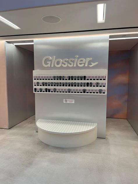 Glossier Pop Up, Glossier Store, Brand Activation Ideas, Vending Machine Design, Store Aesthetic, Popup Store, Makeup Store, Pop Up Event, Tile Wall