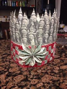 Graduation Tuiga, Creative Ways To Gift Money, Money Crowns, Ways To Gift Money, Crown Money, Money Crown, Money Gifting, Money Craft, Money Birthday Cake