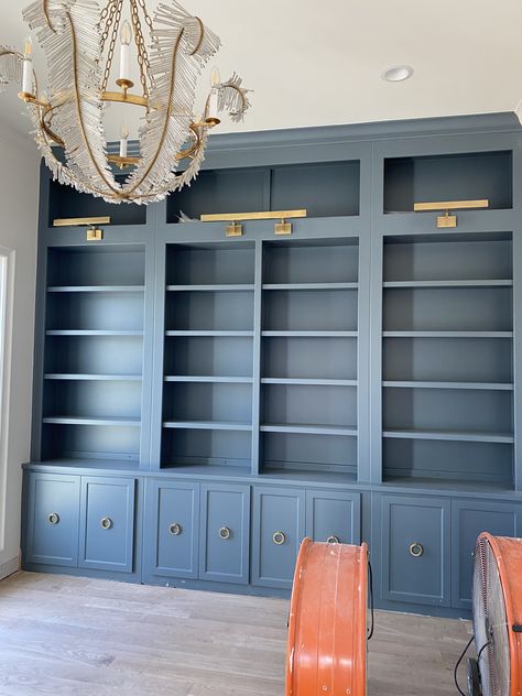 Banquette Nook, Belle Library, Grey Bedroom Colors, Blue Library, Blue Bookshelves, Wood Closet Shelves, Blue Bookcase, Modern Home Offices, Built In Shelves Living Room