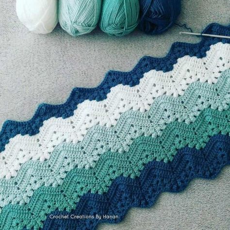 6-Day Kid Blanket - Free Crochet Pattern Motifs Afghans, Kid Blanket, Crochet Free Patterns, Confection Au Crochet, Ball Of Yarn, Crochet Blanket Afghan, Crochet Simple, Afghan Patterns, Stitch Crochet