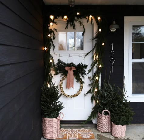 Boho Christmas Outdoor Decor, Boho Christmas Porch Decor, Boho Christmas Porch, Apartment Porch Christmas Decor, Anthro Inspired Christmas, Vintage Christmas Porch, Friends Praying, Vintage Boho Christmas, Christmas Living Room Ideas