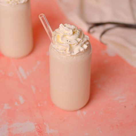 Vanilla Bean Coolatta, Coolatta Recipe, Duncan Donuts, Vanilla Yogurt Recipes, Vanilla Bean Recipes, Vanilla Drinks, Drink At Home, Frozen Coffee, Coffee Syrup