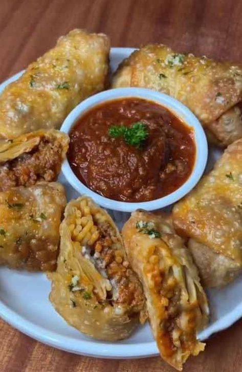 Image of golden brown spaghetti egg rolls on a plate, ready to be served Spaghetti Alfredo, Recipe For Spaghetti, Egg Rolls Recipe, Easy To Cook Meals, Egg Roll Recipes, Dinner Rolls Recipe, Spaghetti Recipes, Perfect Appetizers, Egg Rolls