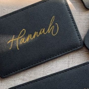 Taylor // Tulsa Calligrapher & Engraver on Instagram: "gold foil bridesmaid luggage tags ✨🤍 Heat foiling is a service I offer in addition to engraving and it’s perfect for leather items like these luggage tags, passport covers, notebooks, jewelry boxes, card holders, thinks of that nature! This service can also be done in-person at your next event ✨🤍 the shiny gold foil is stamped into the item using a heat activated pen! #heatfoiling #goldfoiling #luggagetags #bridesmaidgifts #destinationwedding #tulsaevents #okcevents #oklahomaevents #oklahomacalligrapher #tulsacalligrapher #okccalligrapher #liveeventartist" Foil Stamped Invitations, Gold Foil Save The Dates, Gold Foil Save The Date, Save The Date Gold Foil, Foil Stamped Wedding Invitations, Bridemaids Gifts, Passport Cover, Jewelry Boxes, Card Holders