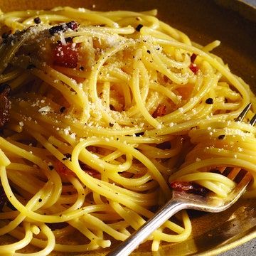 Carbonara Guanciale, Classic Carbonara Recipe, Classic Carbonara, Pecorino Romano, Carbonara Recipe, Carbonara Pasta, Spaghetti Carbonara, Yummy Pasta Recipes, Tasty Pasta