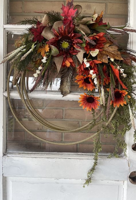 Lasso Wreath, Lariat Wreath, Lariat Rope Crafts, Rope Wreath Diy, Western Centerpieces, Western Wreaths, Equestrian Home, Cowboys Wreath, Wreath With Burlap