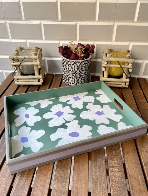 Painted Wood Trays Ideas, Tray Design Ideas Painting, Painted Wood Tray, Painted Tray Ideas, Hand Painted Wooden Trays, Wooden Tray Painting Ideas, Tray Painting Ideas, Painted Trays Ideas, Painted Wooden Tray