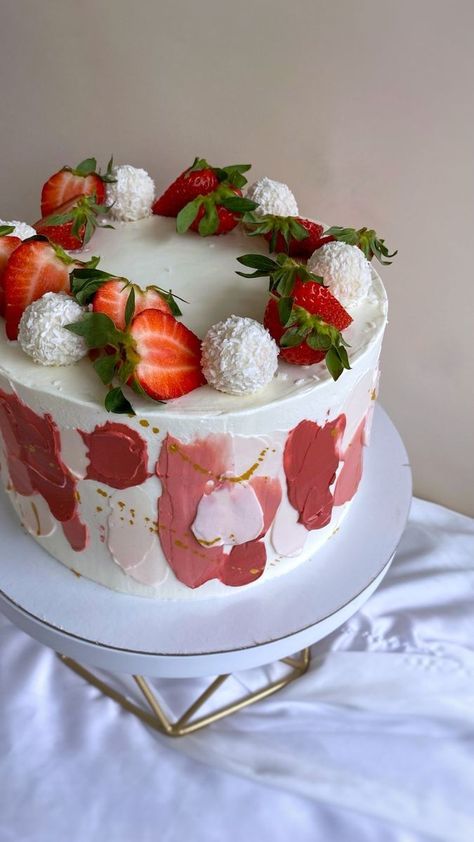 Drip Cake Designs, Fruit Cake Design, Strawberry Shortcake Cake, Decorate A Cake, Elegant Birthday Cakes, Mini Cakes Birthday, Summer Cakes, Creative Birthday Cakes, Strawberry Cakes