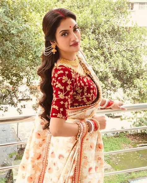 Velvet Blouse Designs, Velvet Blouse Design, Nusrat Jahan, Indian Bride Outfits, Velvet Blouse, Wedding Blouse Designs, Indian Fashion Saree, Indian Dresses Traditional, Traditional Indian Outfits