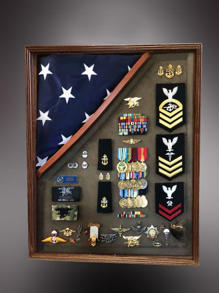 Medals Frame Display Ideas, Flag Display Case Plans, Flag Box Display Diy, Folded Flag Display Ideas, Military Shadow Box Ideas Army, Military Flag Display Ideas, Military Memorabilia Display, Military Room Ideas, Flag Shadow Box Ideas