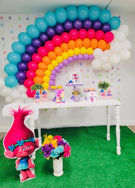 Trolls Photoshoot Ideas, Trolls 1st Birthday Party Girl, Trolls Backdrop Ideas, Trolls Balloon Arch, Trolls Birthday Party Ideas Decorations, Trolls Centerpieces, Trolls Party Decorations, Diy Trolls Birthday Party, Trolls Birthday Party Ideas