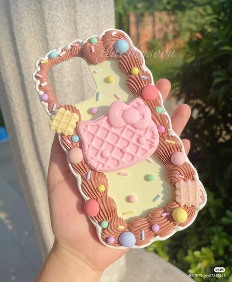 Decoden Inspiration, Decoden Ideas, Decoden Cream, Aesthetic Crafts, Badge Reels Diy, Diy Resin Phone Case, Decoden Diy, Decoden Case, Easy Diy Clothes