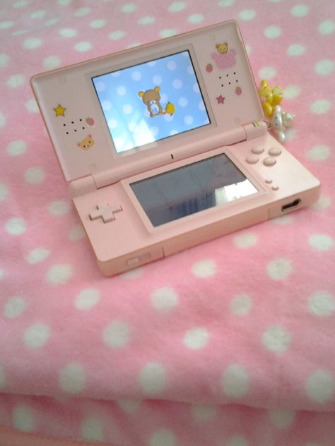 Kawaii Technology, Pink Rilakkuma, Kawaii Nintendo, Cute Headphones, Japanese Aesthetic, Nintendo Ds, Rilakkuma, Gaming Console, Nintendo Consoles