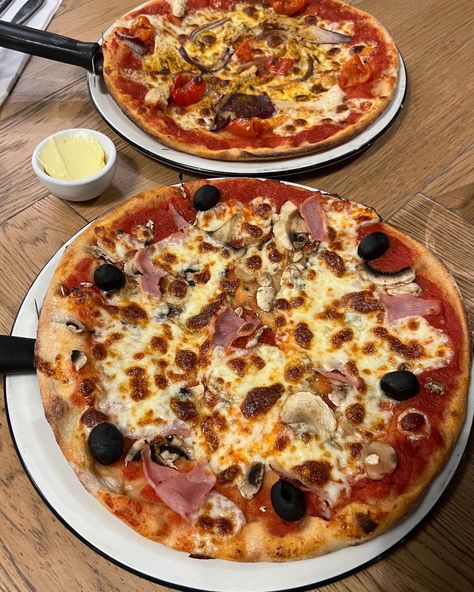 🍕 When date night calls, @pizzaexpress always delivers the goods! 📞😍 This time, it was Pollo ad Astra stealing the spotlight with its Cajun-spiced chicken, red onions, and mozzarella twirls on a classic base! 🌶️🍅 I do find Pizza Express to be quite over priced. This bad boy was £14.50 (cheaper because I changed the base to classic) Also seems that the pizzas have shrunk (cries) - easier to finish I guess… 🥲 Despite that, the pizza affair was a blast! 🎉🍕 . . . #PizzaExpressDateNight #Pi... Pizza Express, Easy Foods, Spiced Chicken, Ad Astra, Chicken Spices, Red Onions, I Changed, Bad Boy, Red Onion