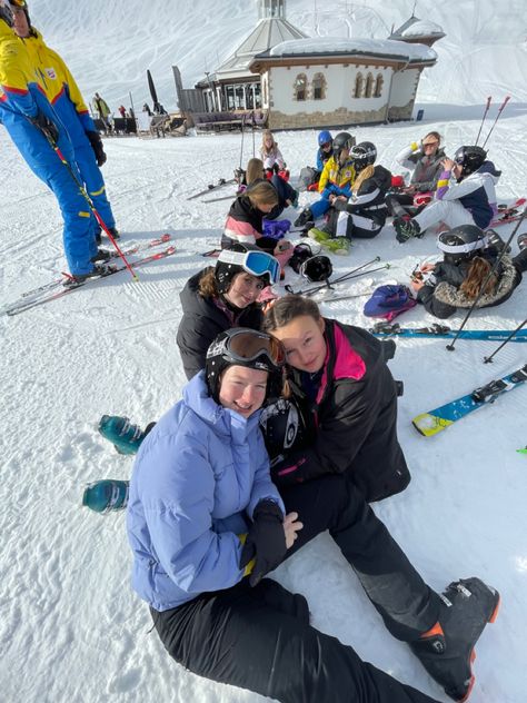 friend photo ideas. school ski trip. austria. School Ski Trip, Group Ski Trip, Friends Ski Trip, Austria Skiing Aesthetic, Skiing In Austria, Friend Photo Ideas, Austria Skiing, Ski School, School Trip