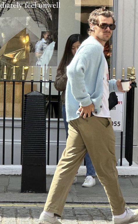 Harry Styles Street Style, Harry Styles Outfits, Harry Styles Outfit, Harry 1d, My Board, Harry Styles Photos, Mr Style, London Street Style, Harry Edward Styles