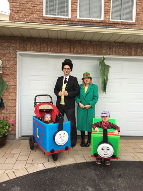 Thomas the train family costume 🎃 Thomas Tank Engine Costume, Thomas Costume, Thomas The Train Costume, Wagon Costume, Train Costume, Thomas Birthday Parties, Trains Birthday Party, Spooky Halloween Party, Diy Halloween Costumes Easy