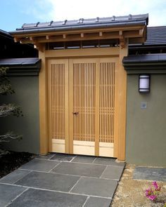 See a beautifully designed and crafted Japanese-style entrance gate and Japanese-style sliding front door located in Tiburon, CA on our website. Japanese House Entrance, Modern Fences, House Entrance Doors, Japanese Fence, Japanese Gate, Japanese Door, Asian House, Japanese Home Design, Traditional Japanese Architecture