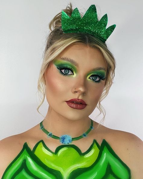 taylor on Instagram: “Doing my makeup inspired by Disney Princesses - Tiana 🐸 Trend & look inspo - the beautiful @mayabrownee • • Products used: EYES & BODY//…” Princess Tiana Makeup Ideas, Tiana Princess And The Frog Makeup, Tiana Eye Makeup, Princess Tiana Eye Makeup, Tiana Art, Setting Spray Makeup, Tinker Bell Eyeshadow, Spray Makeup, Doing My Makeup