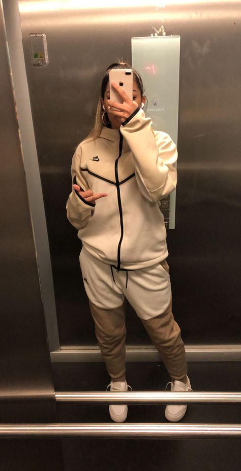 Nike Tech Girl Beige, Tech Beige Nike, Ensemble Nike Tech Beige, Tec Nike, Nike Tech Fleece Womens Outfit, Nike Tech Girl, Nike Tech Fleece Womens, Nike Tech Women, Ensemble Nike