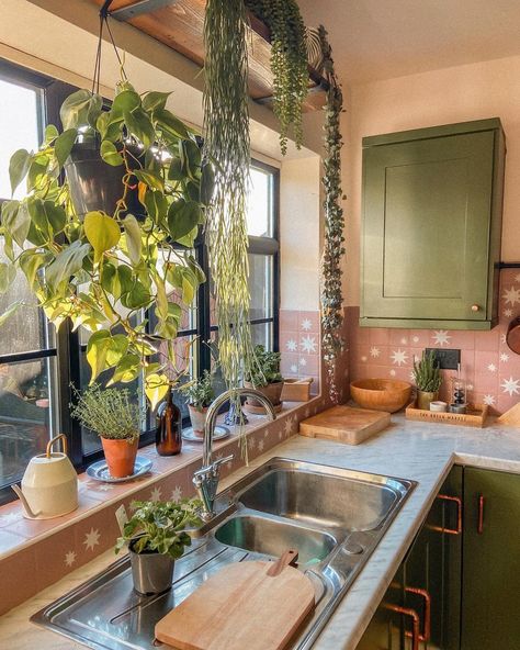 The Spruce on Instagram: “Plants belong in the kitchen, too! (via @lifeatstaustell). #TheSpruce” Jungle Kitchen Ideas, Jungle Kitchen, Green Kitchen Decor, Jungle Design, Vintage Apartment, The Spruce, Tree House Decor, Kitchen Transformation, Beautiful Sunshine