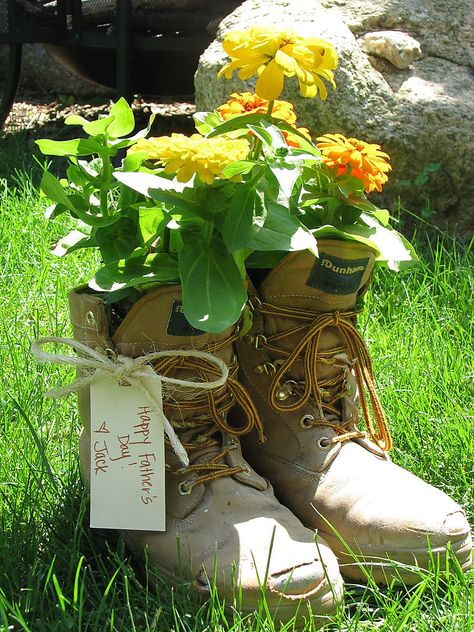 nice Fathers Day Flowers, Kids Fathers Day Crafts, Ladies Brunch, Old Boots, 강아지 그림, Garden Help, Flowers Arrangements, Fathers Day Presents, Flower Planters