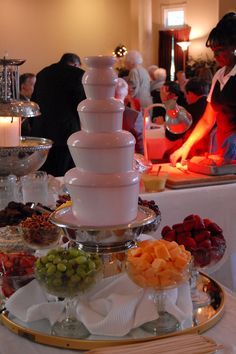 Pink Chocolate Fountain, Fruit Bar Ideas, Chocolate Fountain Wedding, Chocolate Fountain Bar, Evening Wedding Reception, Buffet Wedding Reception, Chocolate Fountain, Fruit Displays, Reception Food