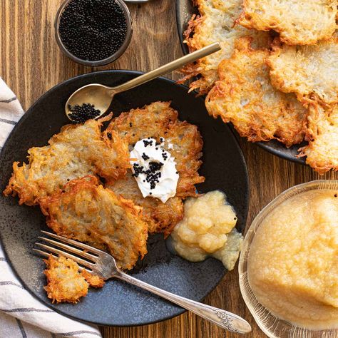 Jewish Latkes, Latkes Recipe, Potato Latke Recipe, Jewish Holiday Recipes, Potato Latkes, Shredded Potatoes, Grated Potato, Homemade Applesauce, Jewish Food