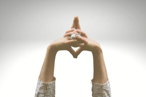 Uttarabodhi Mudra (Enlightenment Gesture): How to Do, Benefits - Fitsri Uttarabodhi Mudra, Gyan Mudra, Buddhist Beliefs, Anahata Chakra, Hand Gesture, Decision Making Skills, Heart And Lungs, Do Yoga, When You Believe