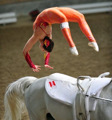 equestrian vaulting pro - i miss this so much, weight training is excellent and I'm definitely proud of myself but I miss vaulting and being around horses all the time. wish i could vault again <3 Equestrian Vaulting, Vaulting Equestrian, Horse Vaulting, Trick Riding, Equestrian Sports, Sport Horse, Horse Jumping, Equestrian Life, Horse Training