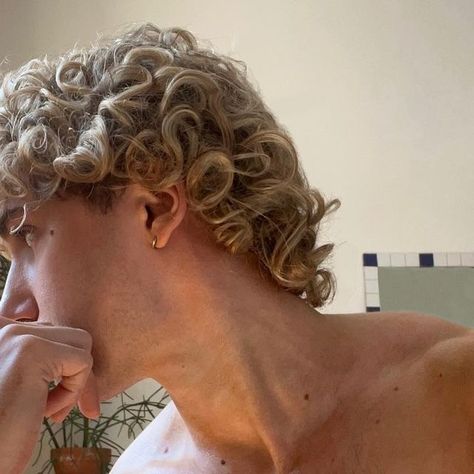 Caleb Lepage on Instagram: "🪻" Angelic Men Aesthetic, Platinum Blonde Guy Aesthetic, Platinum Blonde Hair Men Aesthetic, Feminine Man Aesthetic, Male Angel Aesthetic, Leo Ashton, Blonde Hair Boy, Blonde Curly Hair, Boys With Curly Hair