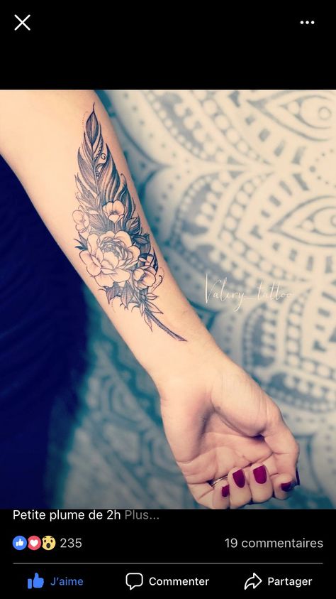 Plume Tattoo, Feather Tattoo Design, Inspiration Tattoos, Forearm Tattoo Women, Flowers Tattoo, Feather Tattoo, Arm Tattoos For Women, Feather Tattoos, Flower Tattoo Designs