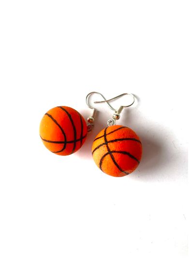 Polymer clay, habdmade earrings with ear wires by The Sausage Jewels Clay Basketball, Basketball Earrings, Diy Basketball, Miniature Basket, Harry Potter Luna Lovegood, Clay Jewelry Diy, Fimo Clay, Anime Best Friends, Polymer Clay Crafts