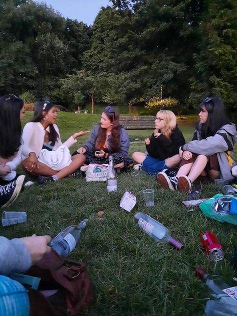 Sitting Outside Aesthetic, Teenage Dirtbag Summer, Summer Teenage Dream, British Summer Aesthetic, Drinking Aesthetic, Summer Field, I Need Friends, Teen Summer, Dream Friends