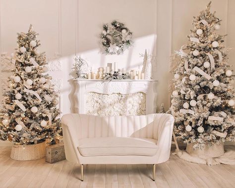 Christmas Styled Shoot, How To Decorate For Christmas, Christmas Photo Background, Christmas Mini Shoot, Christmas Pictures Outfits, Wonderland Decor, Christmas Family Photoshoot, Light Home Decor, Decorate For Christmas