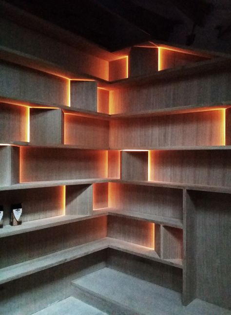 // London residence by Atelier Chang. Photos courtesy of Atelier Chang Corner Shelf Design, Regal Design, Wall Shelves Design, Bookshelf Design, Bookshelves Diy, Corner Shelves, Shelf Design, Diy Shelves, Wooden Shelves