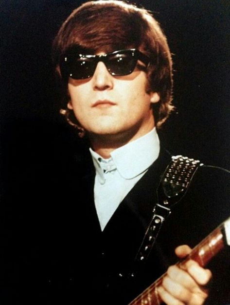 John Lennon, 1966. John Lennon Sunglasses, Happy Birthday George, John Lemon, Imagine John Lennon, John Lennon Beatles, Beatles Pictures, Band Photography, Beatles John, Beatles Songs