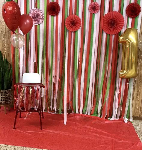 Easy Streamer Decorations, Streamers Backdrop, Streamer Decorations, Diy Background, Streamer Backdrop, Background Diy, Green And White, Birthday Party Decorations, Red Green