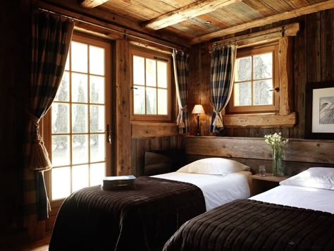 . Chalet Bedroom, Alpine Chic, Mountain Interiors, Chalet Chic, Rustic Homes, Chalet Interior, Cabin Bedroom, Chalet Design, Cozy Cabins