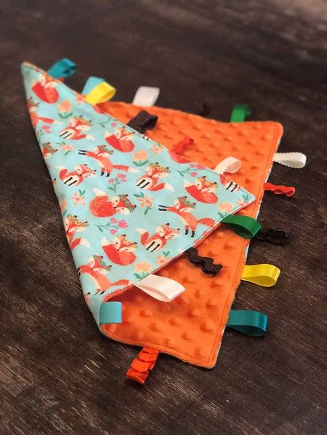 Diy Sensory Blanket, Tag Blankets For Babies Diy, Taggies For Babies Diy, Diy Taggie Blanket, Baby Tag Blanket, Tag Blankets For Babies, Baby Gifts To Make, Taggie Blanket, Diy Baby Blanket